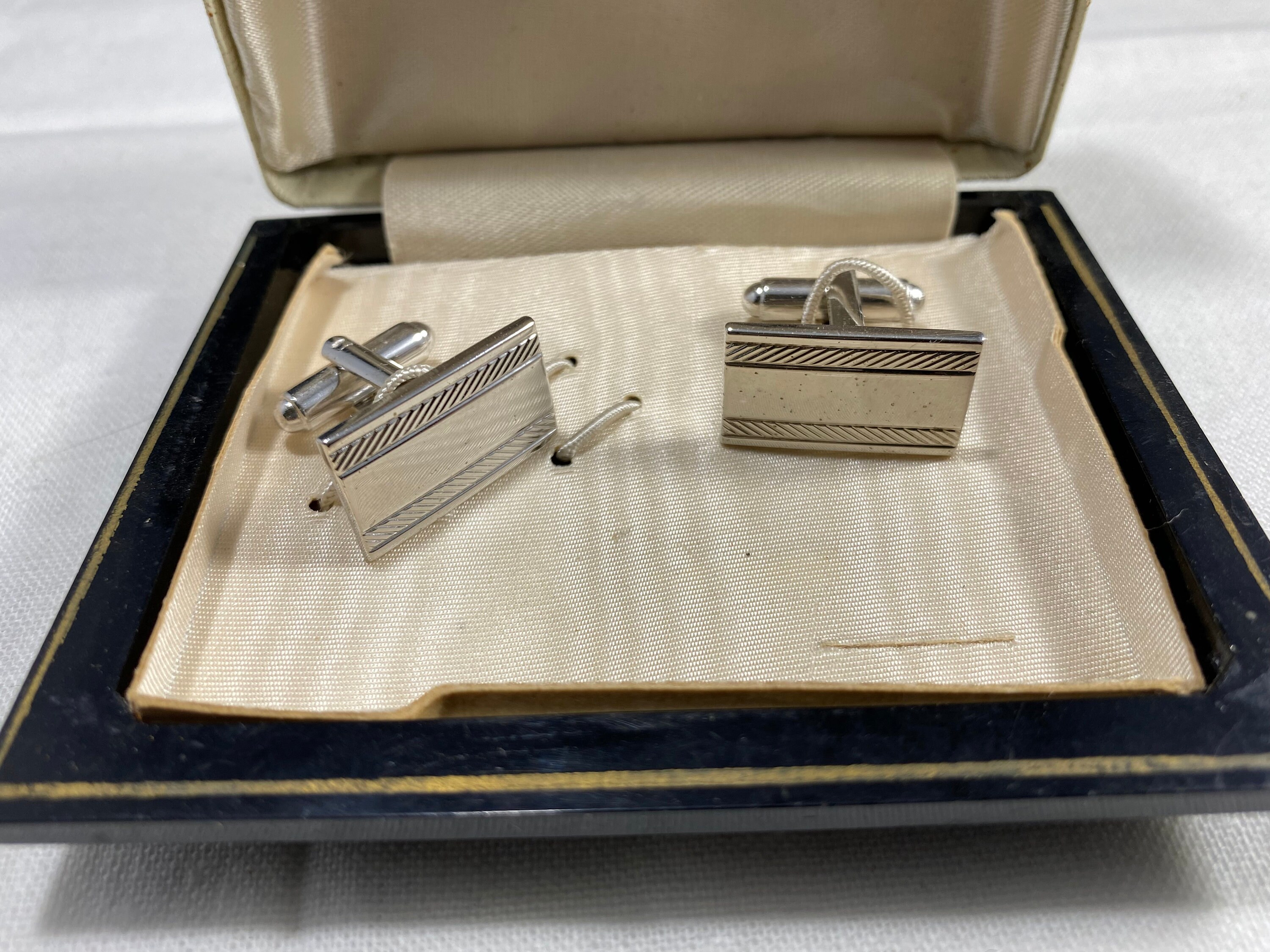 Boutons De Manchette Anciens Ton Argenté - Marque SHIELDS, Référence 121916, Occasion
