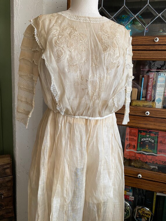 1900's Victorian Lace Tissue Silk Wedding Dress - image 3