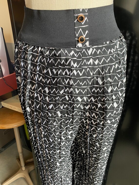 Black And White Geometric Pleated Palazzo Pants - image 2