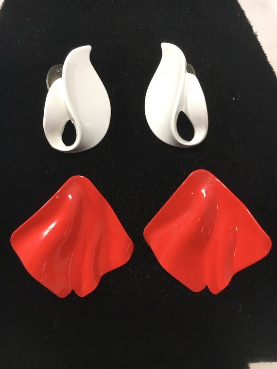 Red And White Enameled 1990's Pierced Earrings 2 P