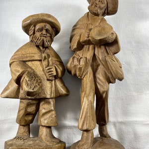 2 Walking Männer mit Hüten Volkskunst Holzschnitzereien