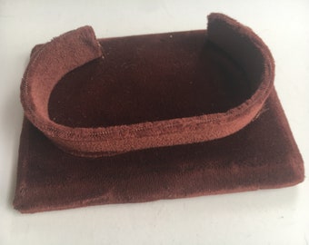 Expositor de terciopelo para pulseras o relojes.