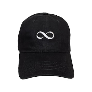 Puede incluir: Gorra de béisbol negra con un símbolo de infinito blanco bordado en la parte delantera. La gorra tiene una visera curva y una correa ajustable en la parte trasera. Un accesorio clásico e informal.