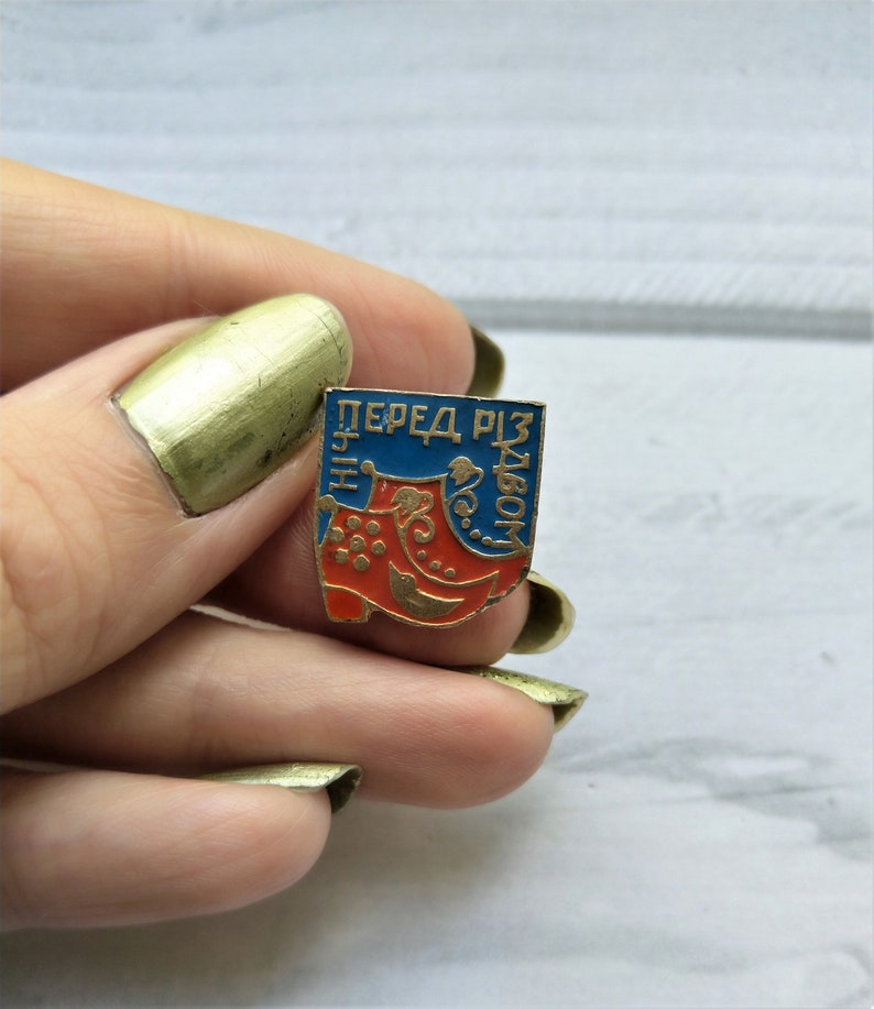 Christmas icon Soviet Badge Christmas Eve Vintage collectible button Vintage Pin Soviet Union Made in USSR Ukrainian icon