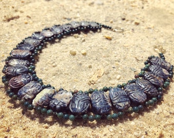 Collar vintage de oro laminado de 15 quilates con motivo de escarabajo, ágata y piedra de sangre de estilo renacimiento egipcio