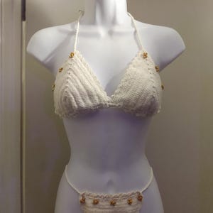 クロシェ編みの水着（ブラジル製）。木製ビーズ付きクロシェ編みビキニセット