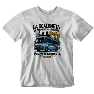 May include: White t-shirt featuring a blue bus with the text "LA SCALONETA" and "ARGENTINA". The bus carries silhouettes of people and three gold trophies. The text "VAMOS POR LA CUARTA 2026" is also displayed.