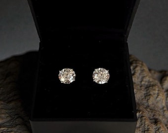 Örhängen med labbodlade diamanter | 5 karat runda certifierade | 2,5 karat per örhänge | Örhängen i 14 karat guld | Present till bröllop/födelsedag/årsdag