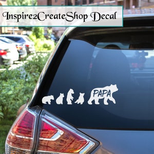 Pode incluir: Autocolante de vinil branco para carro. Apresenta uma família de ursos, com a palavra "PAPA" no urso maior. Uma forma divertida de mostrar o orgulho familiar.