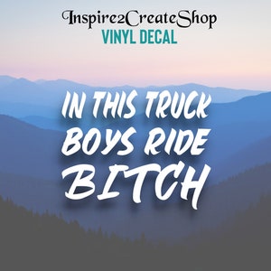 Pode incluir: Um decalque de vinil com o texto "IN THIS TRUCK BOYS RIDE BITCH" em branco, com uma fonte estilizada. O decalque é colocado sobre um fundo de montanhas azuis em camadas e um céu gradiente. O nome da loja "Inspire2CreateShop" está no topo.