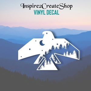 Pode incluir: Autocolante de vinil branco em forma de águia, com uma cena de montanha e floresta no interior. O design inclui uma lua crescente e estrelas. O texto "Inspire2CreateShop" e "VINYL DECAL" estão no topo.