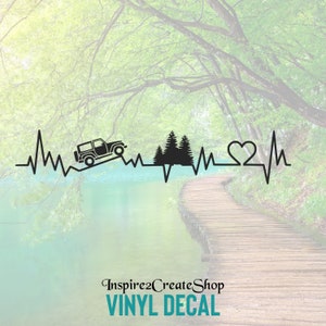Pode incluir: Adesivo de vinil preto e branco de um batimento cardíaco com um jipe subindo uma colina, árvores e um coração. O adesivo diz "Inspire2CreateShop VINYL DECAL" na parte inferior.