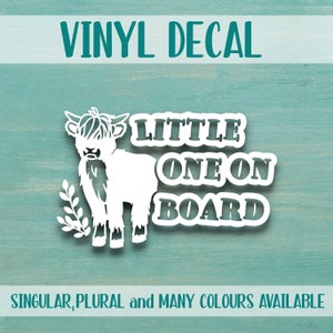 Pode incluir: Autocolante de vinil branco com uma ilustração de uma vaca das Terras Altas e o texto "LITTLE ONE ON BOARD". O autocolante também inclui o texto "VINYL DECAL" e "SINGULAR, PLURAL and MANY COLOURS AVAILABLE."