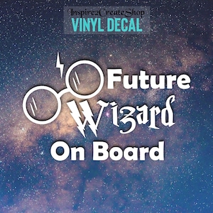 Pode incluir: Autocolante de vinil branco com o texto "Future Wizard On Board" numa fonte extravagante, com óculos e um raio. O fundo é um céu estrelado.