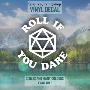 Pode incluir: Autocolante de vinil branco com o texto "Roll If You Dare" em torno de uma forma geométrica. O autocolante é colocado sobre um fundo de lago e montanhas. O texto "3 tamanhos e muitas cores disponíveis" também está incluído.