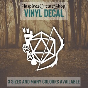 Pode incluir: Vinil branco com um dado D20, arco e flecha, pegadas e uma aljava de flechas. O texto no topo diz "Inspire2CreateShop VINYL DECAL". O texto na parte inferior diz "3 TAMANHOS E MUITAS CORES DISPONÍVEIS".