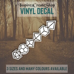 Pode incluir: Um decalque de vinil branco com formas geométricas com contornos pretos, incluindo um dodecaedro e outros poliedros. O texto na parte superior diz "Inspire2CreateShop VINYL DECAL". O texto na parte inferior diz "3 TAMANHOS E MUITAS CORES DISPONÍVEIS."