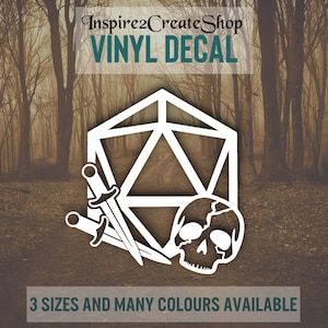Pode incluir: Vinil branco com uma forma geométrica, duas espadas cruzadas e uma caveira. O texto "Inspire2CreateShop VINYL DECAL" está no topo e "3 TAMANHOS E MUITAS CORES DISPONÍVEIS" na parte inferior. O fundo é uma floresta desfocada.