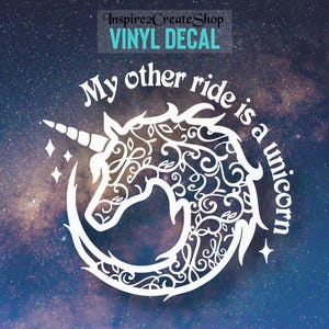 Pode incluir: Vinil branco com a cabeça de um unicórnio com intrincados padrões florais. O texto "My other ride is a unicorn" está arqueado ao redor do unicórnio. O fundo é um céu estrelado.
