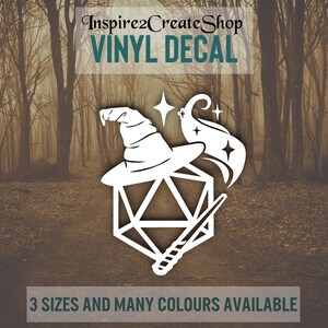 Pode incluir: Autocolante de vinil branco com um chapéu de feiticeiro, uma varinha mágica e uma forma geométrica. Texto: "Inspire2CreateShop VINYL DECAL" e "3 TAMANHOS E MUITAS CORES DISPONÍVEIS". Fundo desfocado de uma floresta.