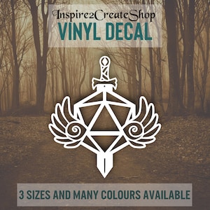 Pode incluir: Autocolante de vinil branco com espada, asas e formas geométricas. O texto "Inspire2CreateShop VINYL DECAL" está no topo, e "3 SIZES AND MANY COLOURS AVAILABLE" na parte inferior. O fundo é uma floresta desfocada.