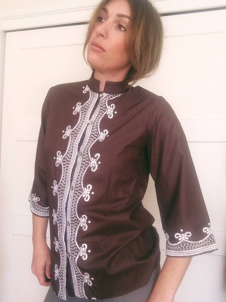 Beautiful bohemian 1970/'s brown and white embroidered Indian-style button up blouse Made in the USA