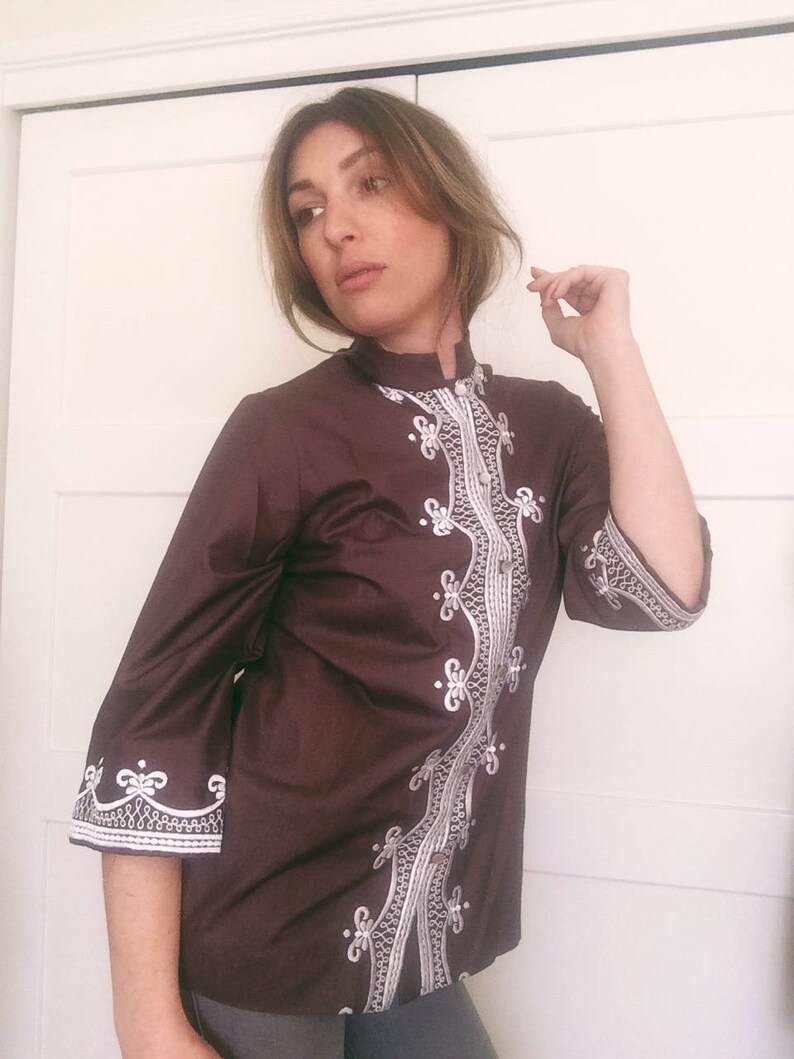 Beautiful bohemian 1970/'s brown and white embroidered Indian-style button up blouse Made in the USA