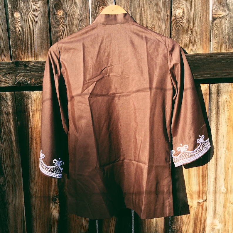 Beautiful bohemian 1970/'s brown and white embroidered Indian-style button up blouse Made in the USA