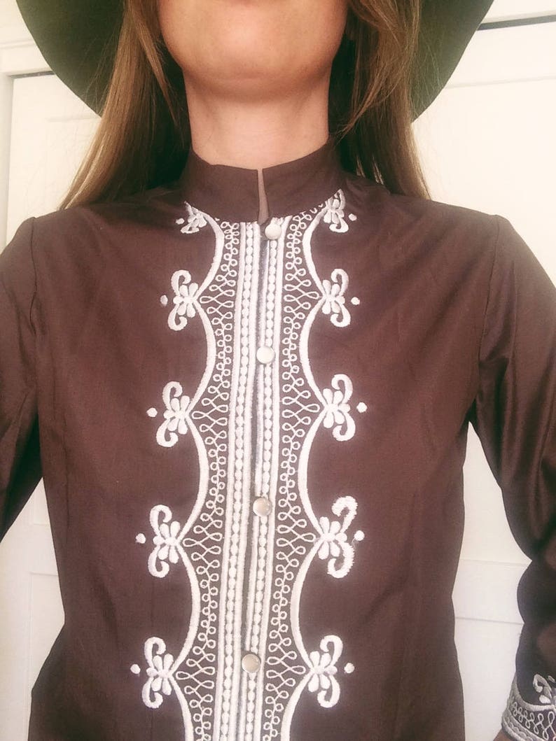 Beautiful bohemian 1970/'s brown and white embroidered Indian-style button up blouse Made in the USA