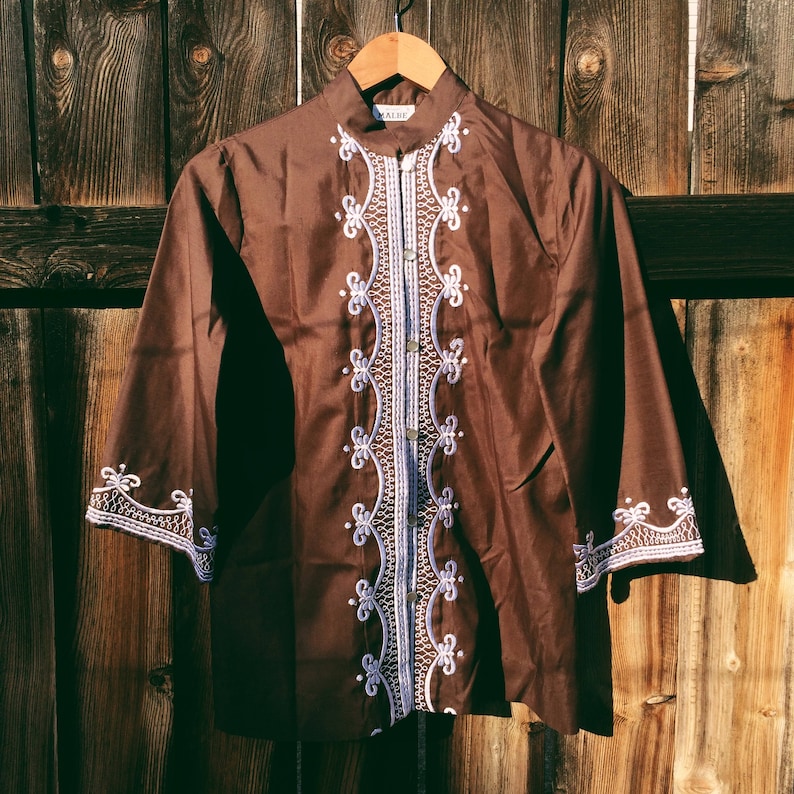 Beautiful bohemian 1970/'s brown and white embroidered Indian-style button up blouse Made in the USA