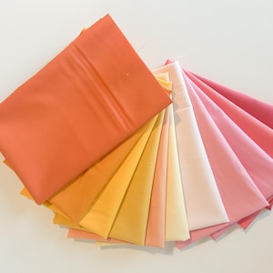 Pode incluir: Um conjunto de três canecas de cerâmica com acabamento fosco e salpicado. As canecas são em tons de creme, cinza claro e cinza escuro. Cada caneca tem um design simples e minimalista, perfeito para café ou chá.