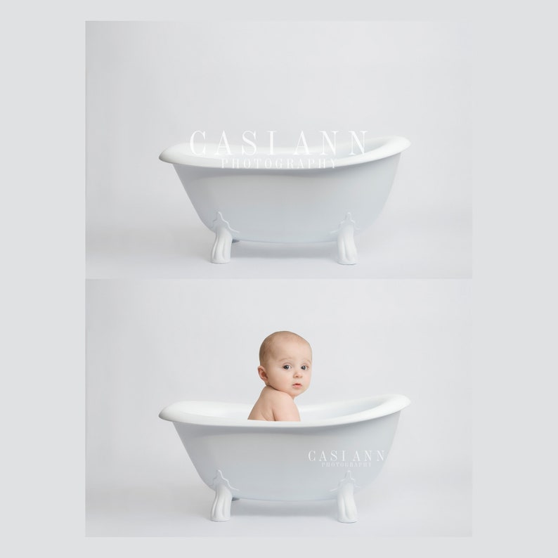 Puede incluir: Una ba&ntilde;era de porcelana blanca con un beb&eacute; sentado dentro. La ba&ntilde;era tiene cuatro patas y est&aacute; sobre un fondo blanco. El texto "Casiann Photography" es visible en la ba&ntilde;era.