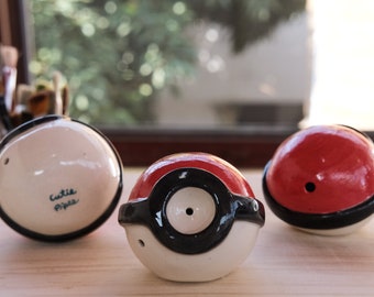 Pipe en céramique faite main inspirée des Pokéballs par Cutie Pipes