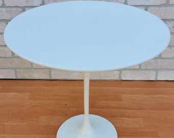 Mid Century Modern Eero Saarinen for Knoll Tulip Side End Table