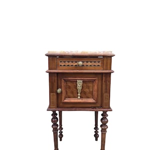 Tavolino da fumo/contenitore antico francese con piano in marmo intagliato e decorato.