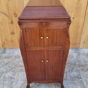 Antique Mahogany Victor VV-XI Upright Victrola Record Player