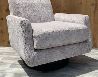 Moderne draaibare fauteuil uit het midden van de eeuw, nieuw gestoffeerd in chenille ivoor