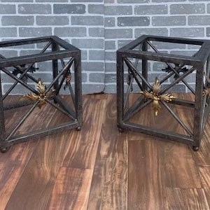 Vintage gesmede smeedijzeren bijzettafels met verguld bladmotief en glazen blad - paar