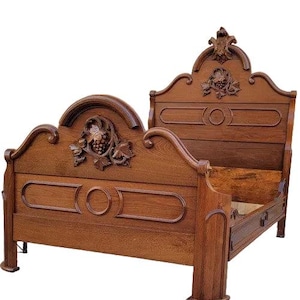 Estructura de cama matrimonial antigua de nogal negro tallado, estilo victoriano Eastlake.