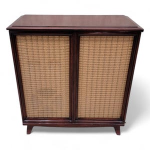 Puede incluir: Un armario de madera oscura con dos puertas. Las puertas tienen una rejilla de tejido tejido. El armario tiene un diseño sencillo con patas redondeadas.