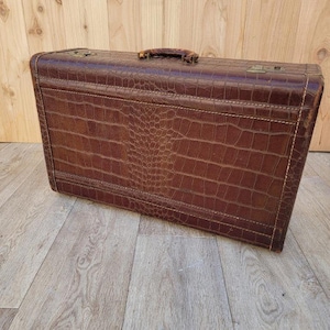 Art-deco bruine leren koffer met alligator-reliëf