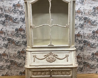 Vintage French Provincial Hand geschnitzter weißer Sekretär und Vitrine