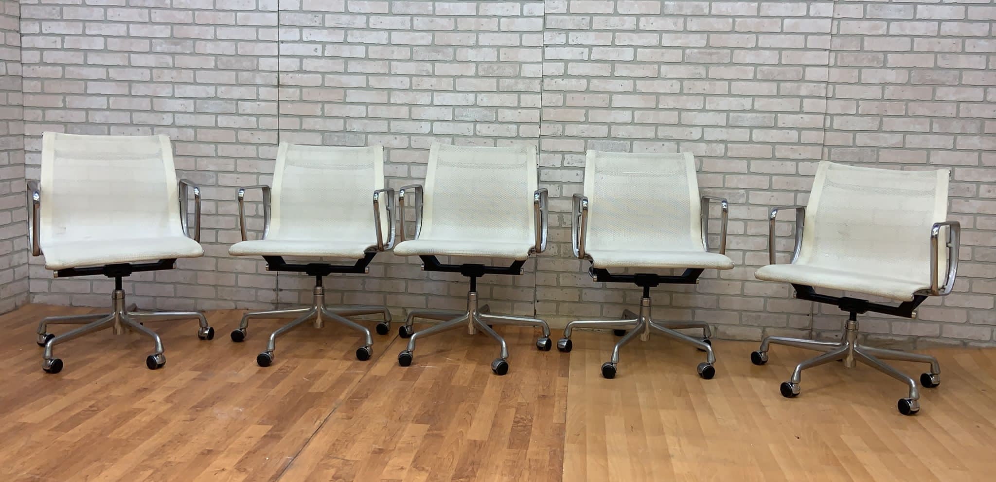 Mid-Century - ⁡ ⁡ ⁡ ⁡ Eames Arm Shell Chair 