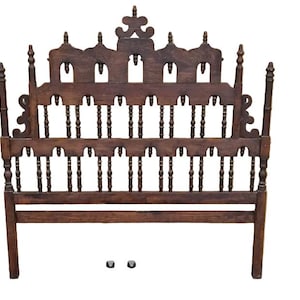 Cabecero de estilo pagoda vintage de inspiración española con husillos tallados