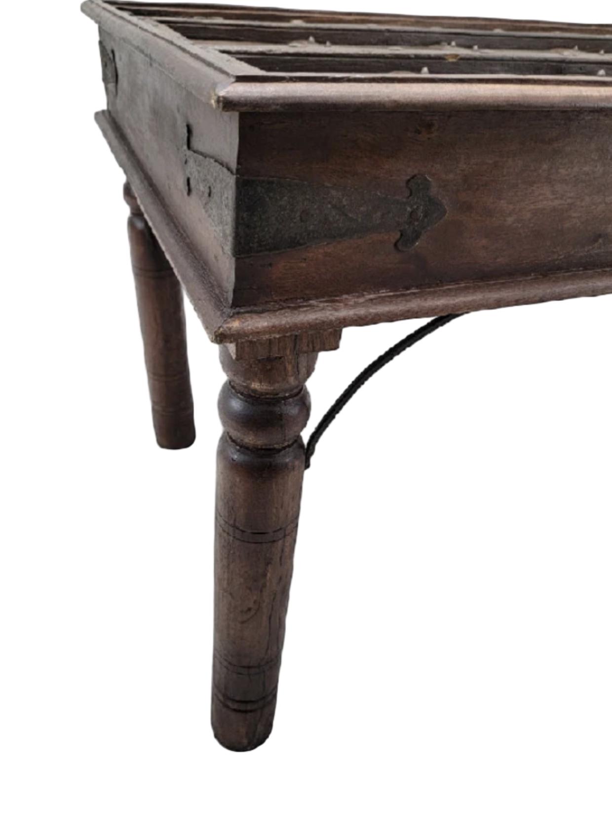 歴史的なインドのドアから作られたアンティークの素朴なテーブル