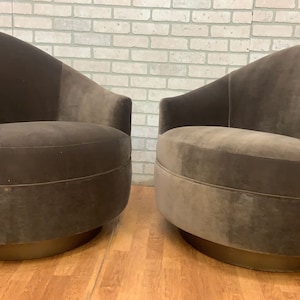 Sedie girevoli con schienale a botte asimmetrico postmoderno recentemente rivestite in velluto grigio su base in bronzo