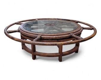 Mesa de centro personalizada com roda de leme náutica antiga