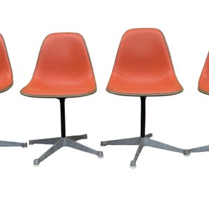Krzesła obrotowe Herman Miller z połowy XX wieku – zestaw 4 pomarańczowych winylowych
