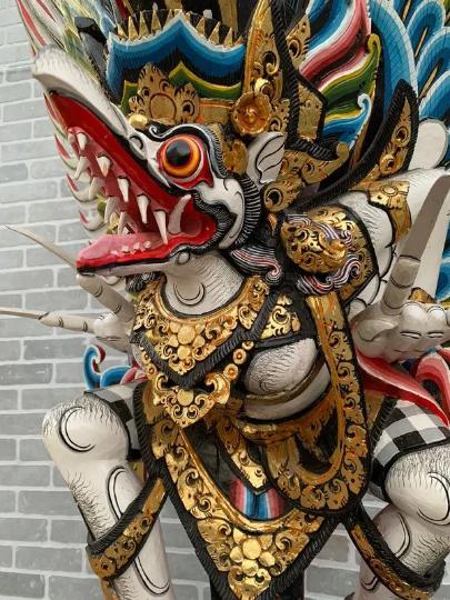 ヒンドゥー教の神ガルーダのアンティークな手彫りの生き生きと