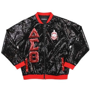 Puede incluir: Chaqueta bomber negra con ribetes rojos y un diseño de letras griegas rojas con lentejuelas. La chaqueta tiene cierre de cremallera y cuello alto.